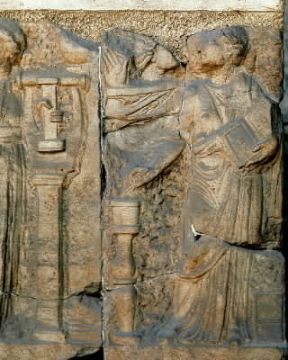 Calliope. La musa greca raffigurata nel particolare di un sarcofago romano (Roma, Museo Nazionale Romano).Roma, Museo Nazionale Romano