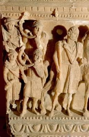 Buccina. Suonatori dell'antico strumento a fiato in un'urna sepolcrale (Volterra, Museo Etrusco Guarnacci).De Agostini Picture Library