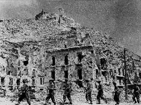 Battaglia di Cassino. Le forze alleate entrano nella cittadina distrutta dai bombardamenti.De Agostini Picture Library