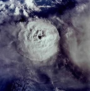 Ciclone. Occhio di un ciclone tropicale in una foto scattata da una navicella spaziale.Nasa