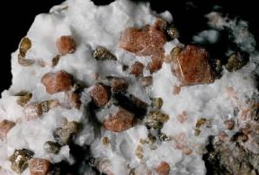 Granato. Cristalli del minerale.De Agostini Picture Library / C. Bevilacqua