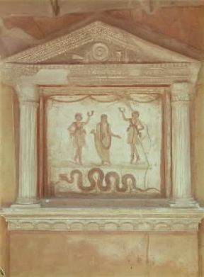 Larario. Raffigurazione del genio del pater familias sacrificante tra due Lari e del serpente protettore del focolare domestico, in un dipinto della Casa dei Vettii a Pompei.De Agostini Picture Library