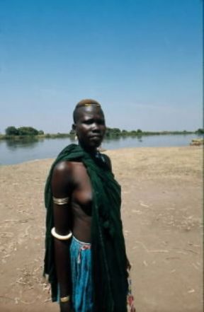 Africa. Una donna della popolazione dinka, appartenente al tipo nilotide.De Agostini Picture Library/E. Turri