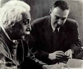 Julius Robert Oppenheimer (a destra) con Alfred Einstein.De Agostini Picture Library