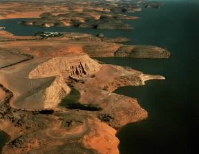 Abu Simbel. Veduta aerea delle localitÃ  archeologica affacciata sul lago Nasser.De Agostini Picture Library/2P