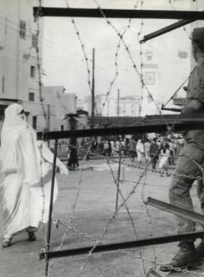 Algeria. Soldati francesi impegnati in territorio algerino in controlli antisommossa.De Agostini Picture Library