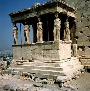 Cariatide nella loggia dell'Eretteo sull'Acropoli di Atene.De Agostini Picture Library