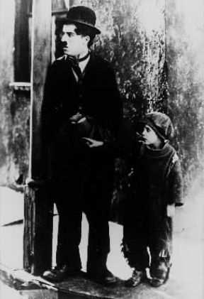 Charles Spencer Chaplin nel film Il monello (1921).De Agostini Picture Library