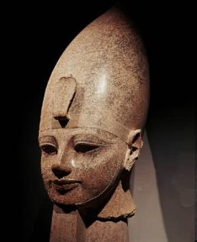 Corona. Amenofi III con la corona regale tipica dell'Alto Egitto (Luxor, Museo).De Agostini Picture Library / G. Dagli Orti