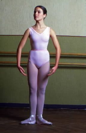 Danza . La prima delle cinque posizioni fondamentali delle gambe e delle braccia nella danza classica.De Agostini Picture Library