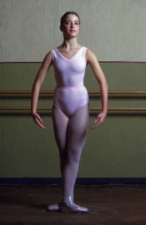 Danza . La terza delle cinque posizioni fondamentali delle gambe e delle braccia nella danza classica.De Agostini Picture Library