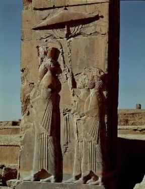 Dario I (a sinistra) seguito da due servitori in un rilievo di una porta del trypilon di Persepoli.De Agostini Picture Library/G. Dagli Orti