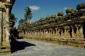 Dravidico . Veduta del cortile interno del tempio di Kailasanatha a Kanchipuram.De Agostini Picture Library/M. Fantin