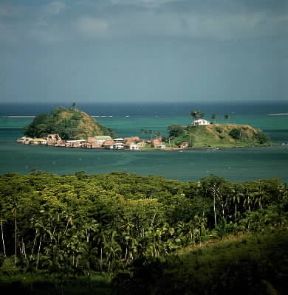 Figi. L'isolotto di Serua con il villaggio di pescatori.De Agostini Picture Library/2P