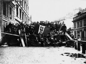 Italia . Barricata di un gruppo di fascisti davanti alla Casa del Fascio in via San Marco a Milano (1922).De Agostini Picture Library