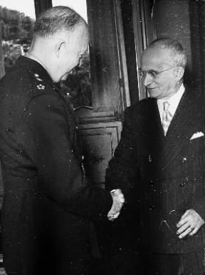 Luigi Einaudi riceve a Roma, nel maggio 1952, il generale Eisenhower.De Agostini Picture Library