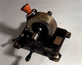 Fonografo a cilindro realizzato da T. A. Edison nel 1877.De Agostini Picture Library