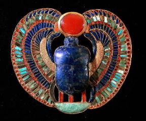 Glittica. Pettorale egizio a forma di scarabeo (Il Cairo, Museo Egizio).De Agostini Picture Library / G. Dagli Orti