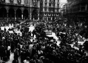 Italia . Sfilata di partigiani in Piazza Duomo a Milano dopo la Liberazione (1945).De Agostini Picture Library