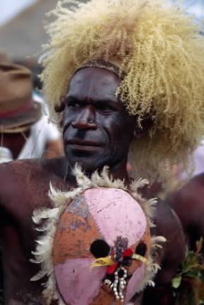 Papua . Indigeni con i tradizionali copricapo indossati in occasioni cerimoniali.De Agostini Picture Library/2P