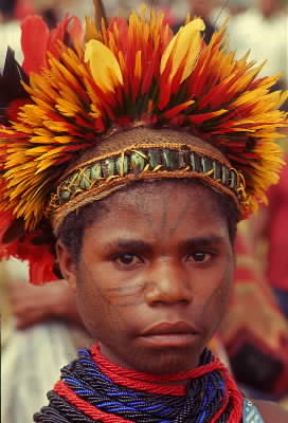 Papua . Indigeni con i tradizionali copricapo indossati in occasioni cerimoniali.De Agostini Picture Library/2P