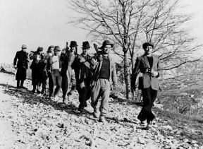 Resistenza. Partigiani abruzzesi in marcia sull'Appennino Centrale.De Agostini Picture Library