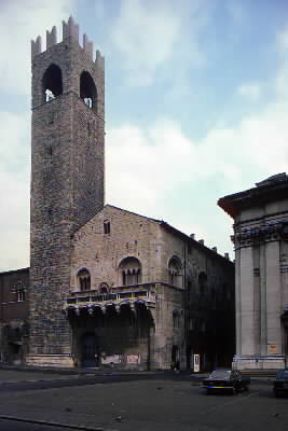 Brescia . Il Broletto affiancato dalla piÃ¹ antica Torre del Popolo.De Agostini Picture Library/M. Carrieri