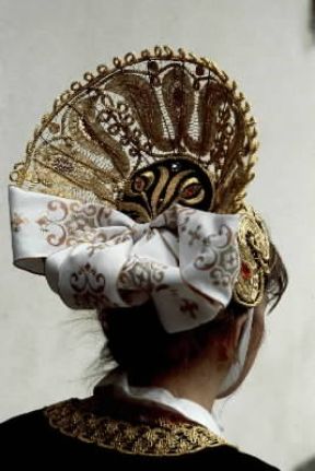 Cuffia del costume tradizionale di Gressoney (Valle d'Aosta).De Agostini Picture Library / A. Vergani