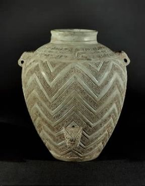 Shang . Vaso in ceramica bianca senza invetriatura proveniente da Anyang (Washington, Freer Gallery of Art).Washington, Freer Gallery of Art