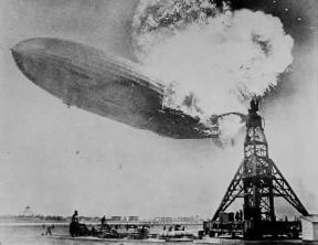 Dirigibile . L'incendio dello Zeppelin Hindenburg (6 maggio 1937).De Agostini Picture Library