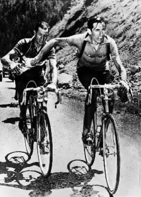 Fausto Coppi passa la borraccia a Gino Bartali durante una tappa del Tour de France.De Agostini Picture Library