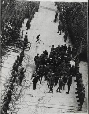 Fiume. G. D'Annunzio passa in rivista le truppe durante l'occupazione (1919).De Agostini Picture Library
