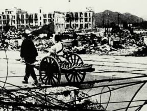 Giappone. Un'immagine di Hiroshima distrutta dalla bomba atomica.De Agostini Picture Library