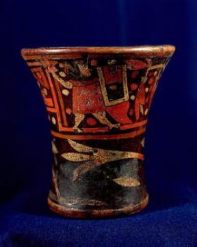 Inca . Vaso in legno dipinto del sec. XV proveniente dall'Isola del Sole (La Paz, Museo Archeologico). De Agostini Picture Library/G. Dagli Orti
