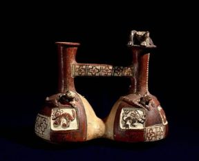 Inca . Vaso doppio con ponte a decorazione geometrica e zoomorfa risalente al sec. XV (Lima, Museo de Arte).De Agostini Picture Library/G. Dagli Orti