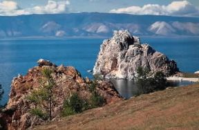 Lago Bajkal. Veduta di un tratto di costa. De Agostini Picture Library / TASS