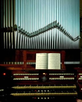 Organo . Tastiera, registri e canne di un organo.De Agostini Picture Library/A. Rizzi