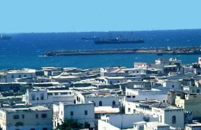 Somalia . Uno scorcio di Mogadiscio con il porto sullo sfondo.De Agostini Picture Library/M. Bertinetti