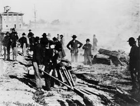 Stati Uniti . Soldati nordisti ricostruiscono un tratto di ferrovia distrutto durante la sanguinosa guerra civile (sec. XIX).De Agostini Picture Library