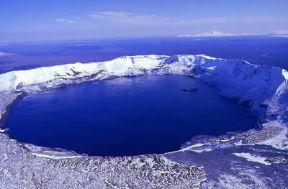 Vulcano. Veduta del cratere di un vulcano islandese che ospita un lago.De Agostini Picture Library/N. Cirani
