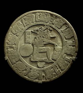 Maya. Un giocatore di pelota al centro del disco di Chinkultic (CittÃ  di Messico, Museo d'Antropologia).De Agostini Picture Library/G. Dagli Orti
