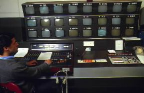 Monitor di controllo in una sala di regia televisiva.De Agostini Picture Library / G. Cigolini