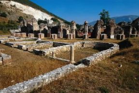Amiterno. Uno scorcio dell'anfiteatro romano costruito nel sec. I a.C.De Agostini Picture Library/L. Casadei