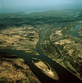 Chari. Veduta aerea dell'estuario del fiume nel lago Ciad.De Agostini Picture Library/N. Cirani