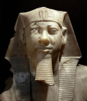 Micerino. Il faraone egiziano in una statua proveniente da El GÃ®za (Il Cairo, Museo Egizio).De Agostini Picture Library/G. Dagli Orti