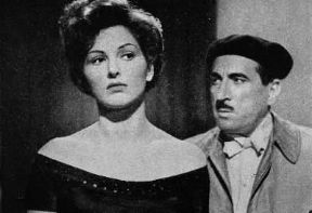 Peppino De Filippo con Carla Del Poggio in un'inquadratura del film Luci del varietÃ  (1951) di A. Lattuada e F. Fellini.De Agostini Picture Library