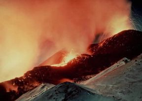 Vulcano. Un'eruzione del vulcano Klyucevskoi in Siberia.Tass