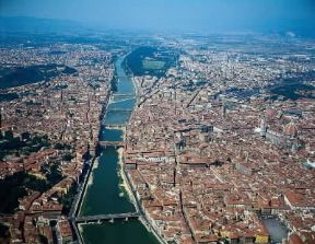 Arno. Veduta arera del fiume nel tratto che attraversa Firenze.De Agostini Picture Library/ Pubbli Aer Foto