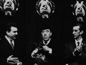 Fernandel in una scena di Il compagno Don Camillo (1965) di L. Comencini.De Agostini Picture Library