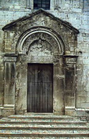 Molise. Il portale della chiesa di S. Giorgio a Petrella Tifernina.De Agostini Picture Library / A. De Gregorio